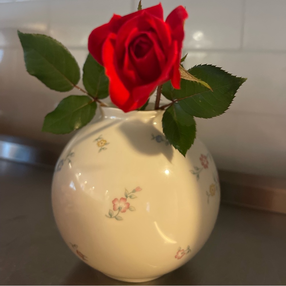🌹Lenox 🌹China Rose Manor Globe Vase •hand decorated with 24k gold 💎